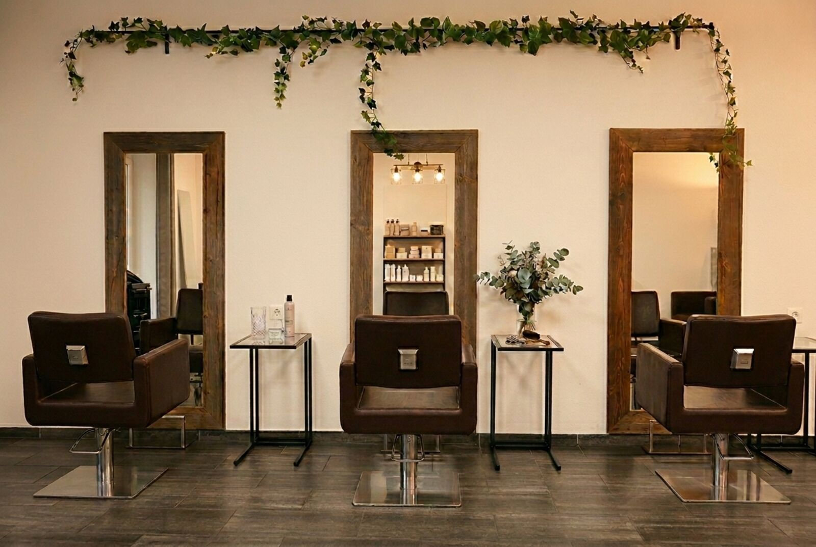 Der Salon HAARVOLL mit drei Arbeitsplätzen und Holzspiegeln